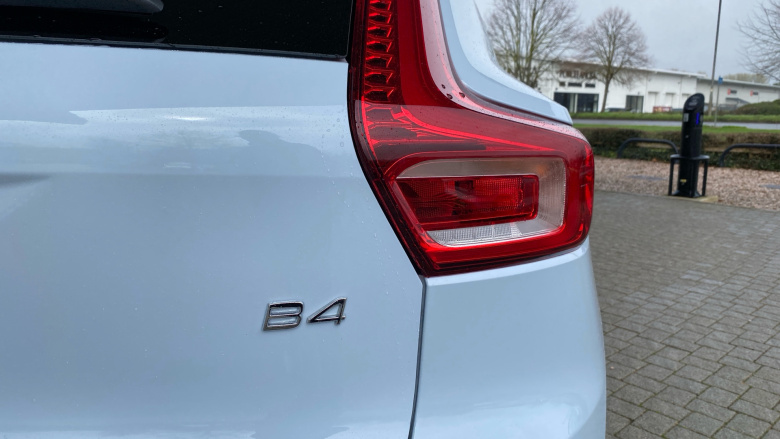 Volvo XC40 2.0 B4P Plus Dark 5dr Auto Petrol Estate